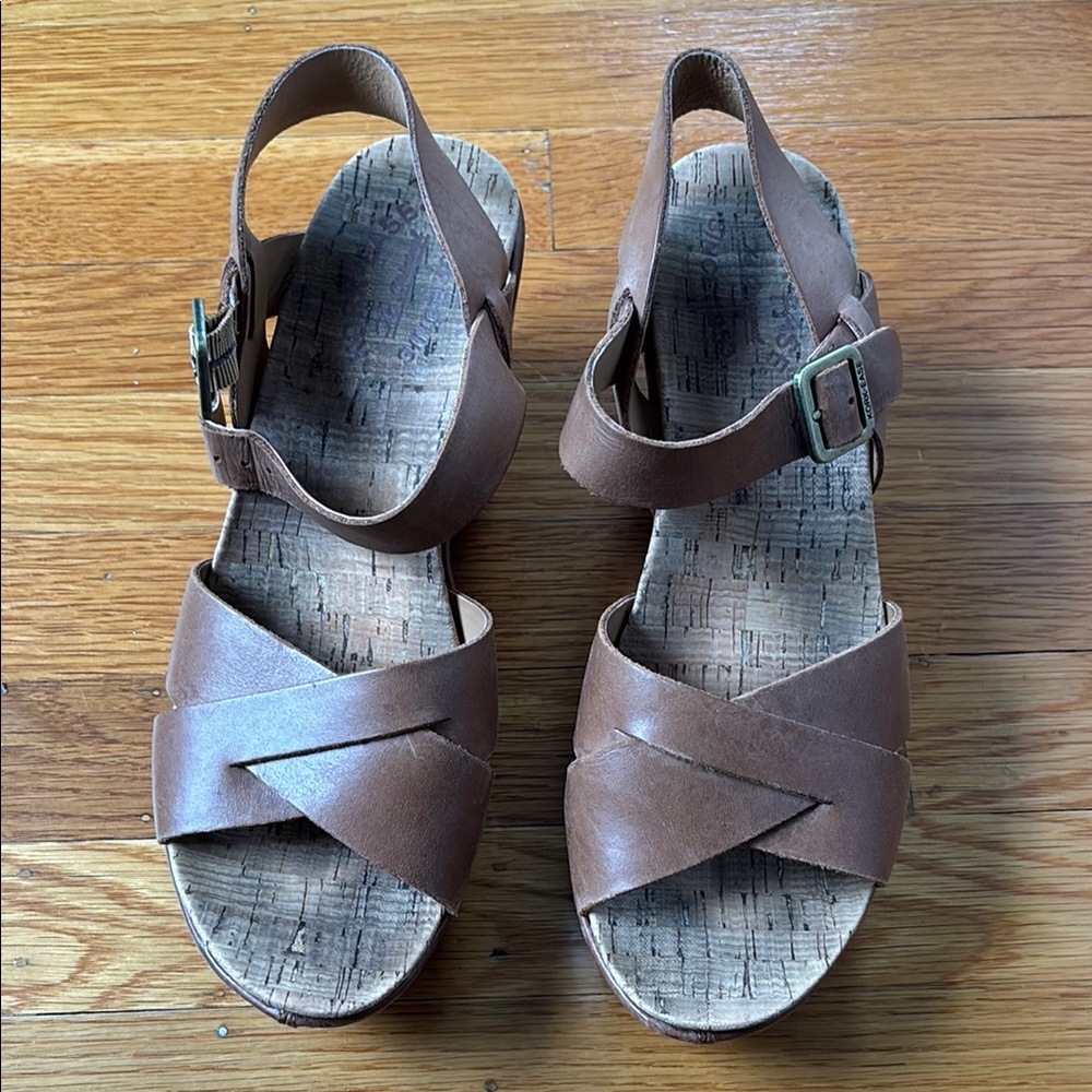 Kork-Ease Brown Sandals with Cross-Strap Design
